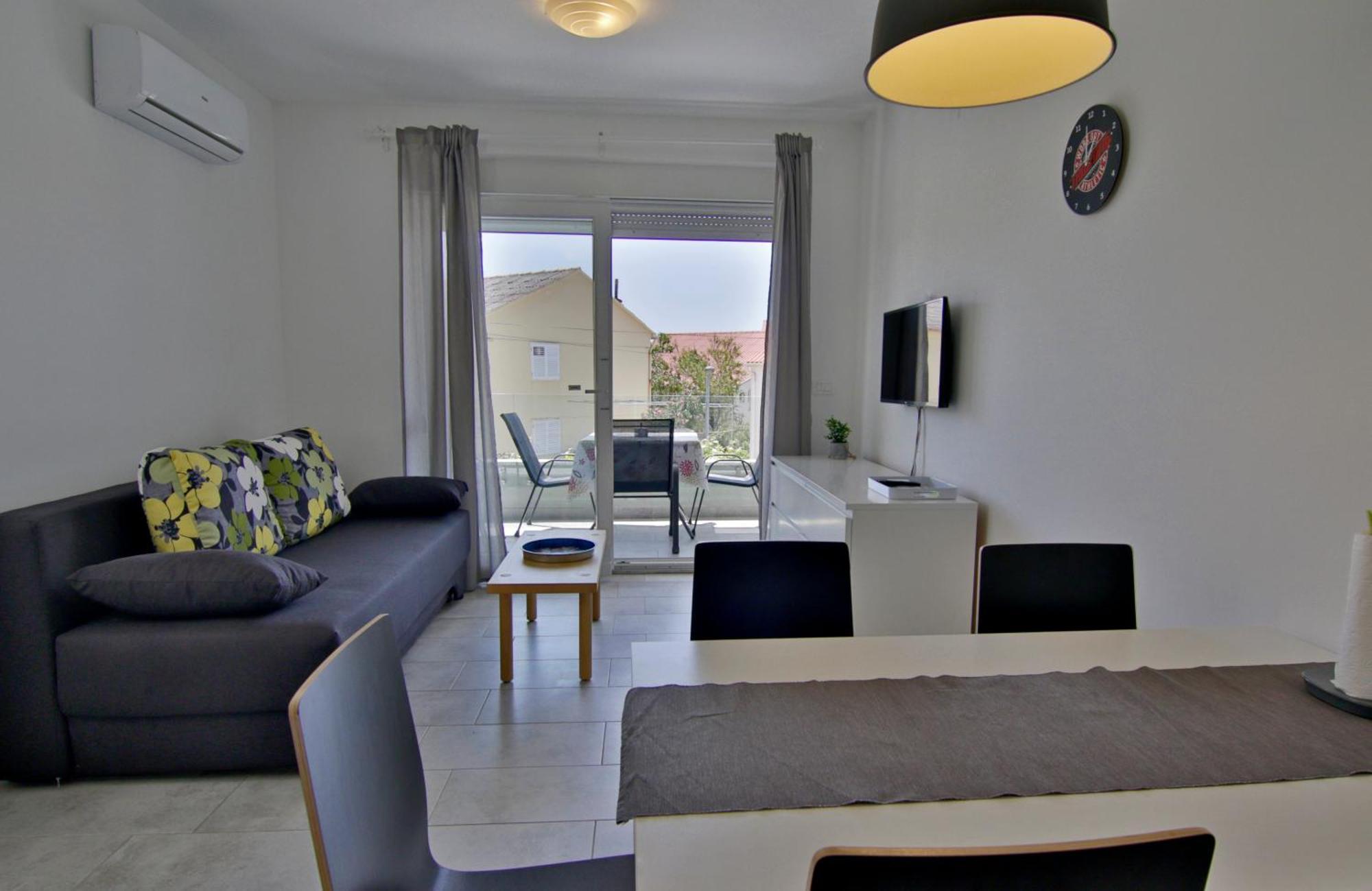 Apartments Luna Новаля Екстериор снимка