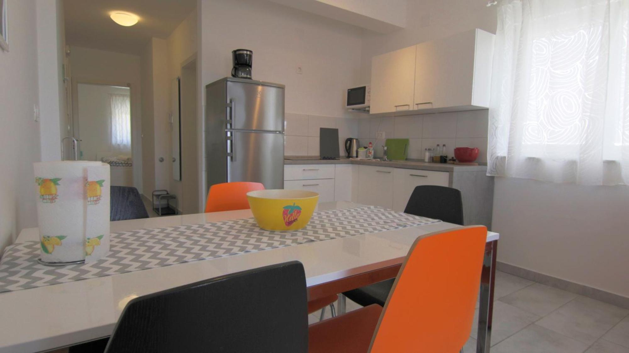 Apartments Luna Новаля Екстериор снимка