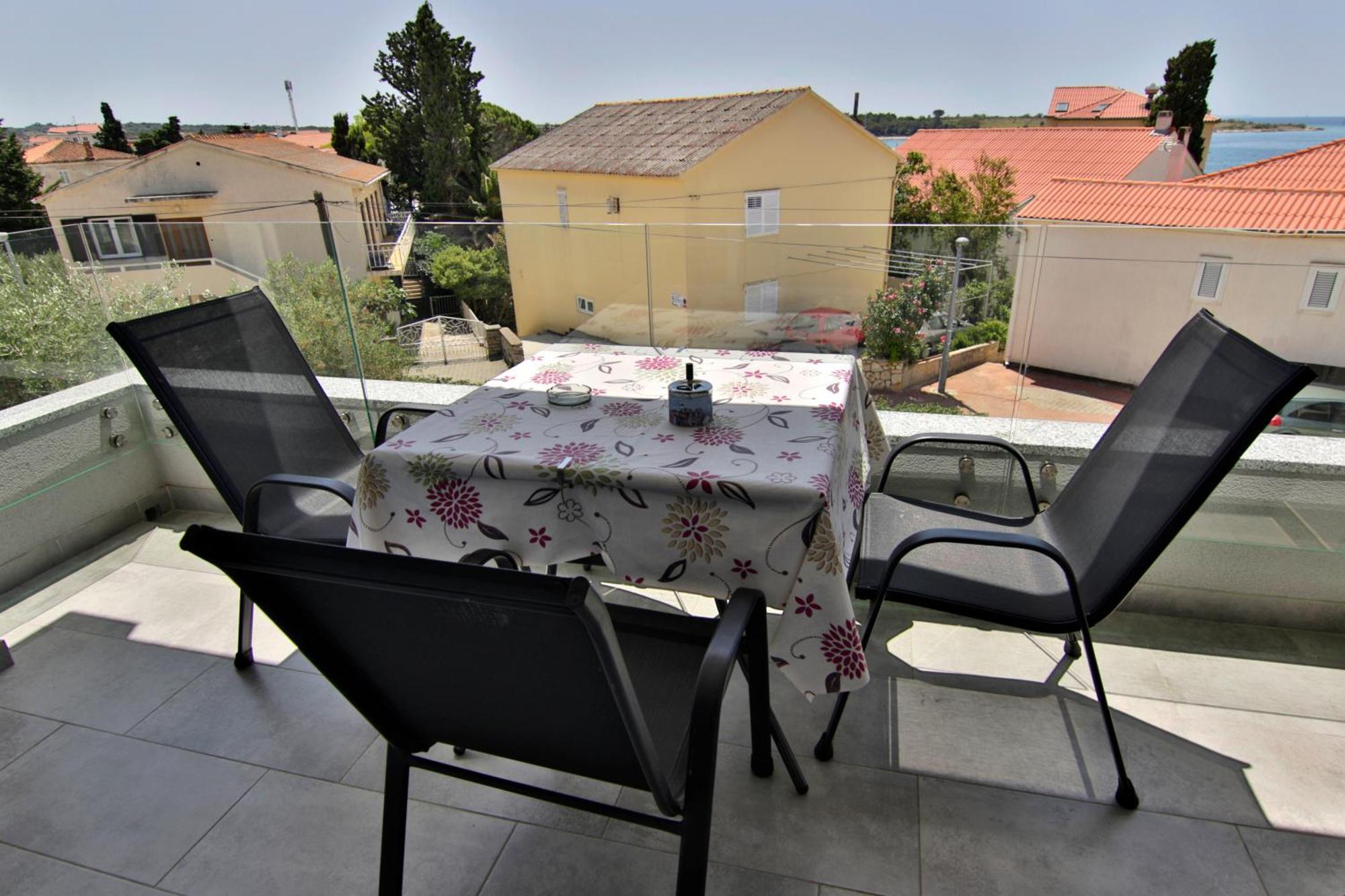 Apartments Luna Новаля Екстериор снимка
