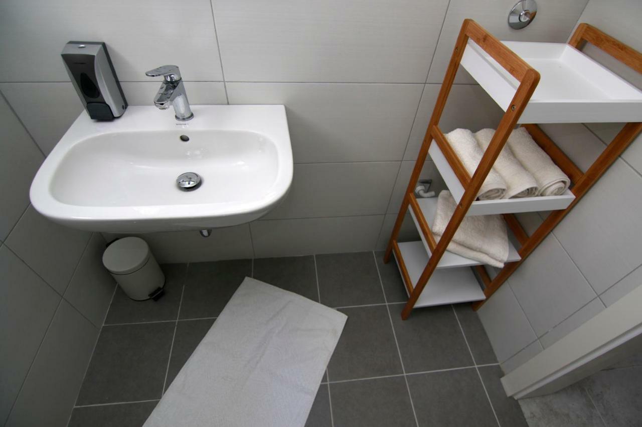 Apartments Luna Новаля Екстериор снимка