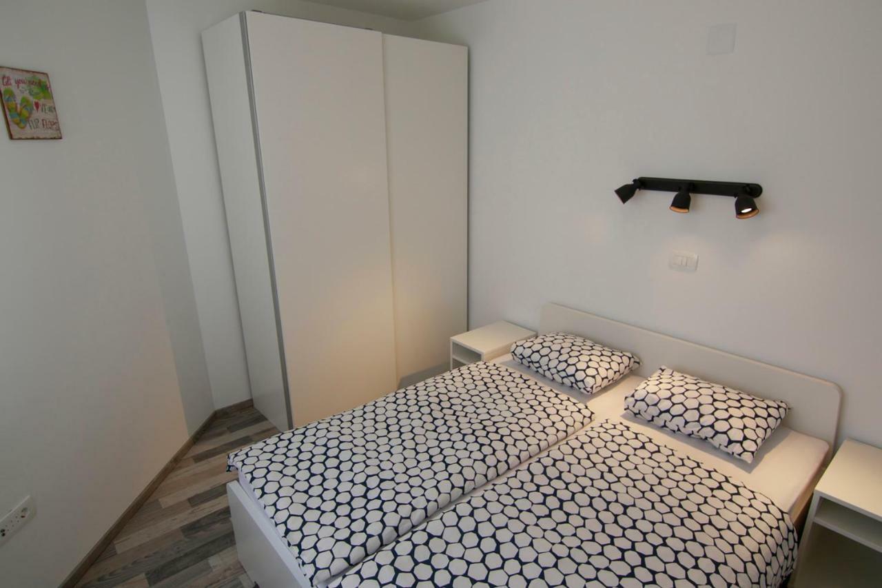 Apartments Luna Новаля Екстериор снимка