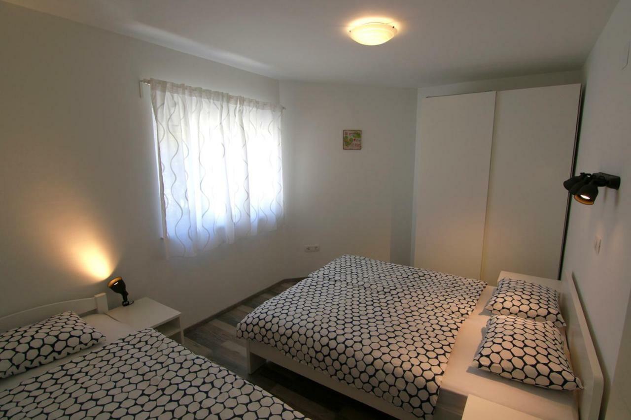 Apartments Luna Новаля Екстериор снимка