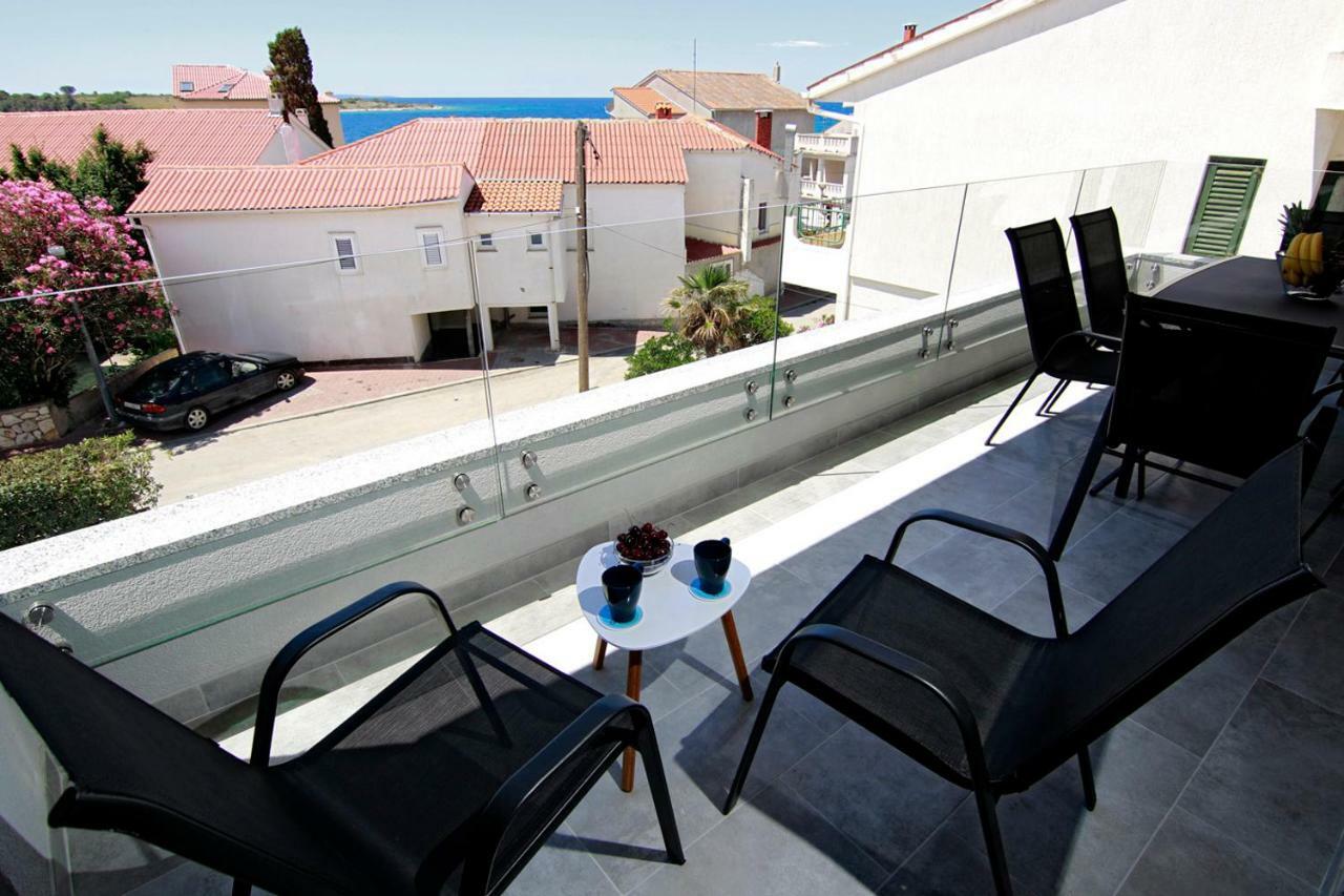 Apartments Luna Новаля Екстериор снимка