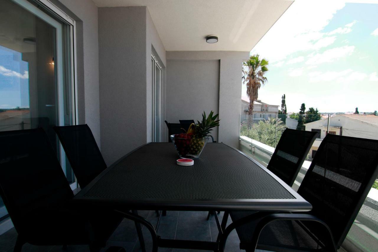 Apartments Luna Новаля Екстериор снимка