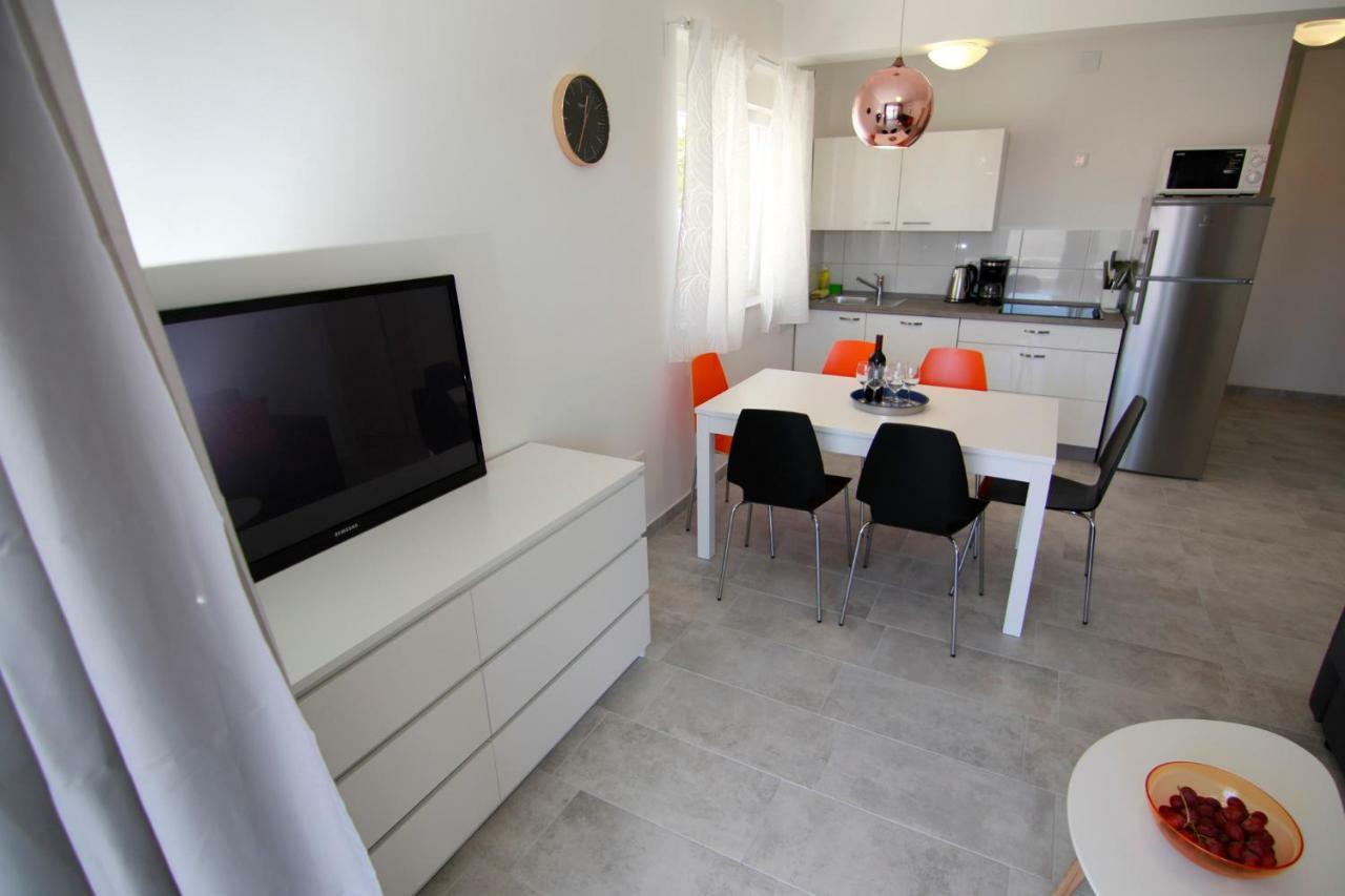 Apartments Luna Новаля Екстериор снимка
