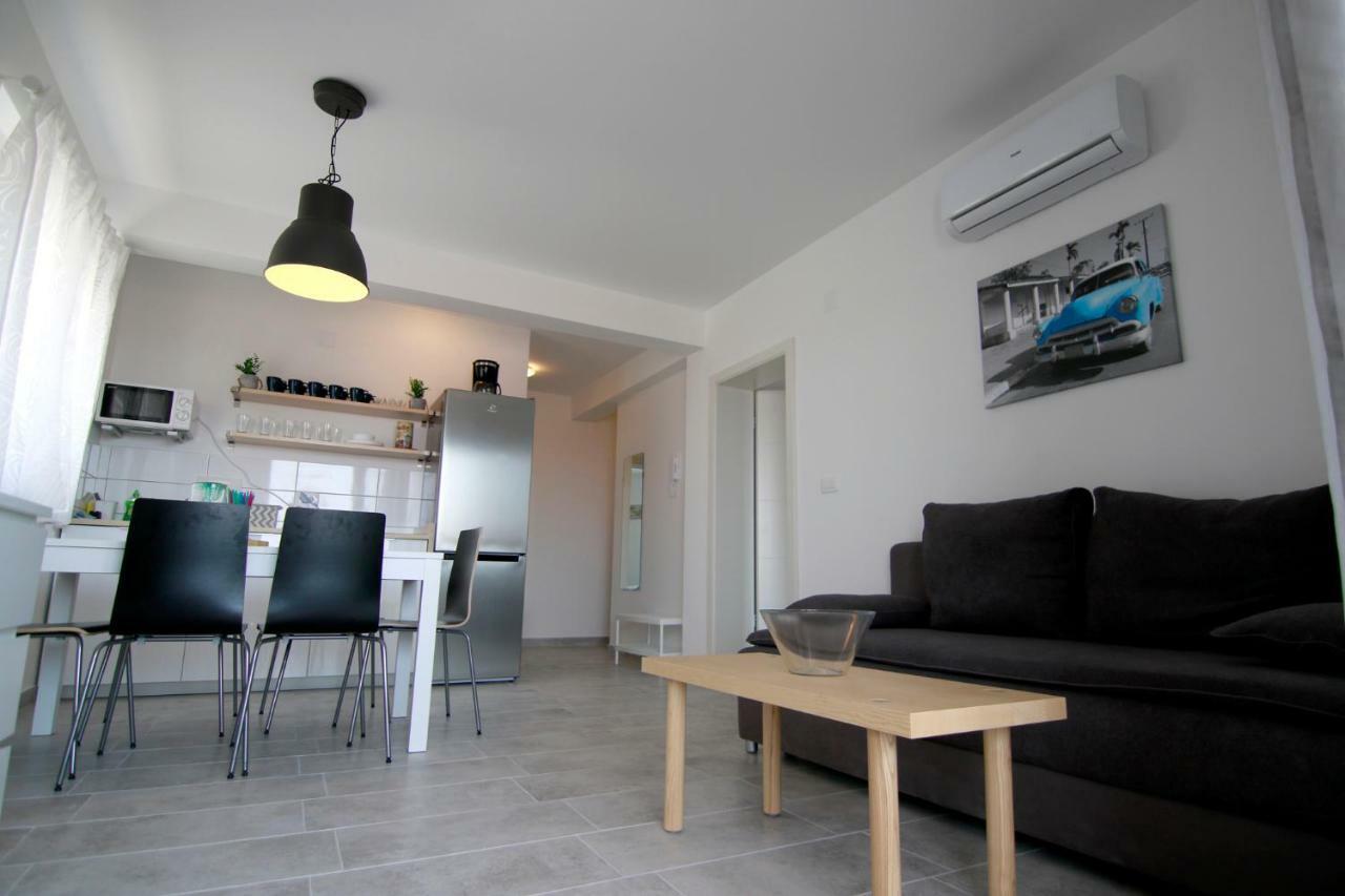 Apartments Luna Новаля Екстериор снимка