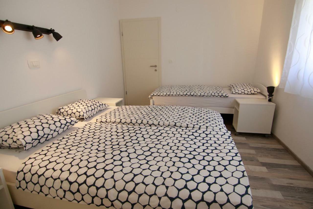 Apartments Luna Новаля Екстериор снимка