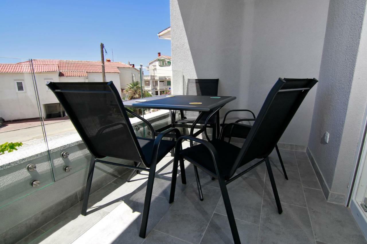 Apartments Luna Новаля Екстериор снимка