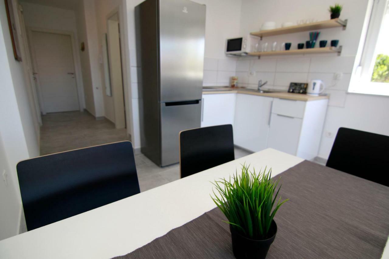 Apartments Luna Новаля Екстериор снимка