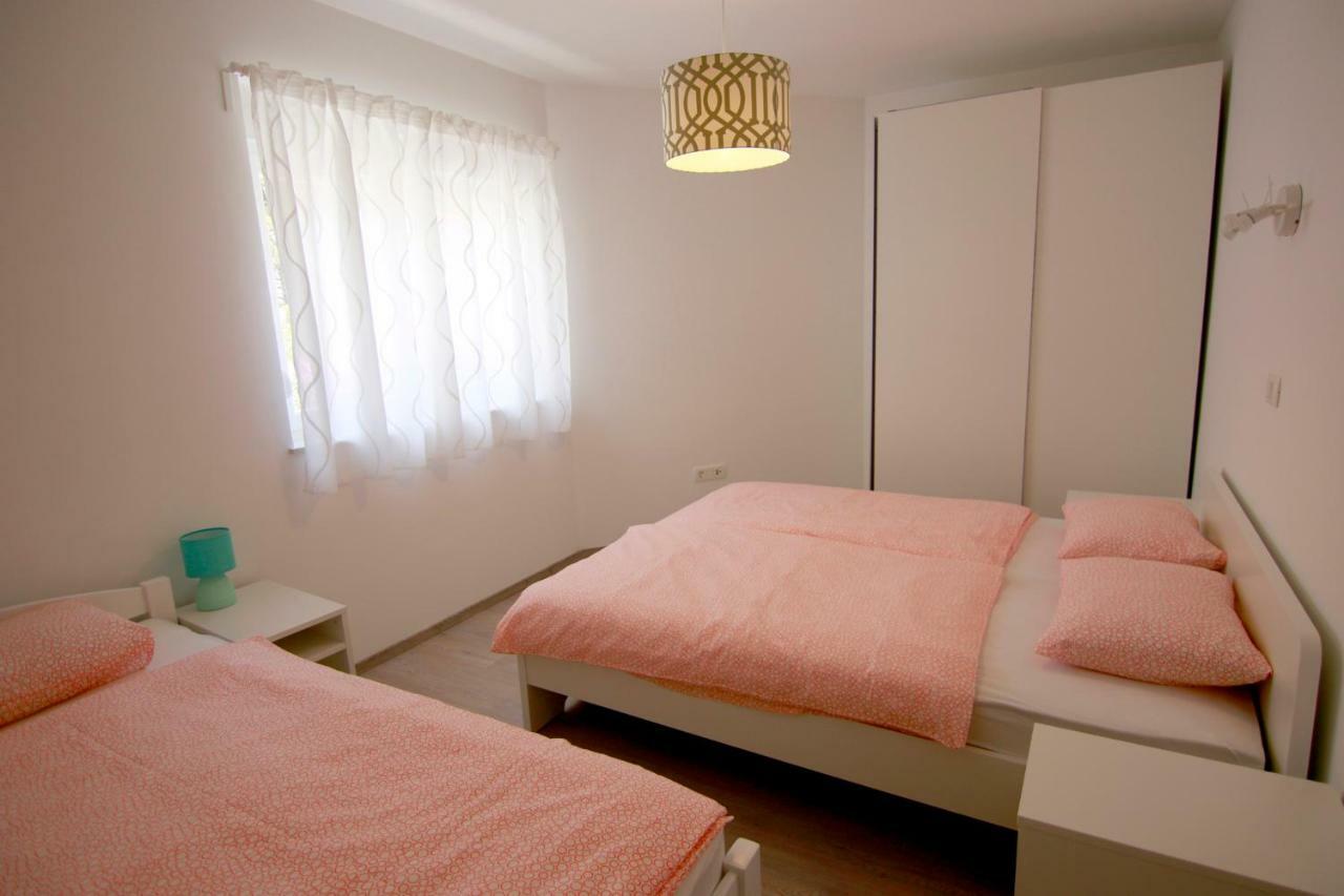 Apartments Luna Новаля Екстериор снимка