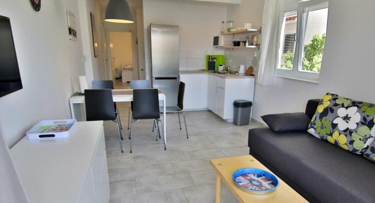 Apartments Luna Новаля Екстериор снимка